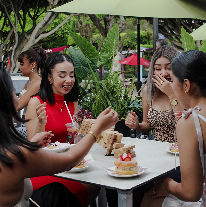 Manos compartiendo donas